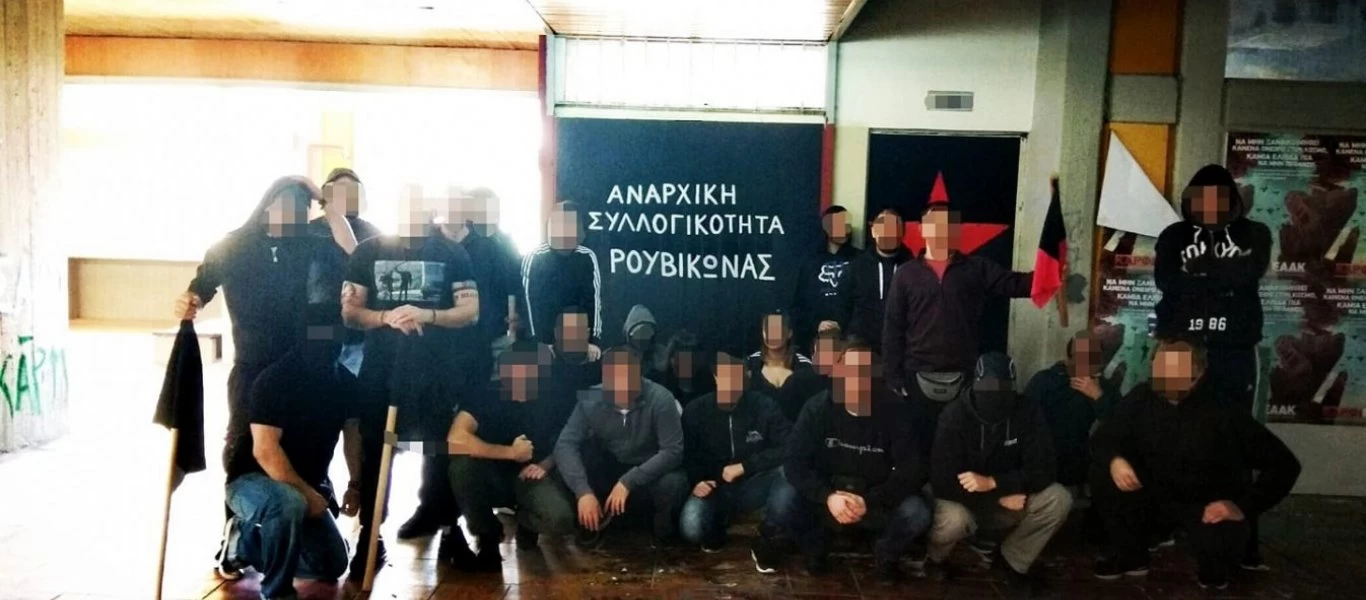 Εισβολή του Ρουβίκωνα σε γραφεία εταιρείας στον Ταύρο - Έσπασαν τζαμαρίες με βαριοπούλες